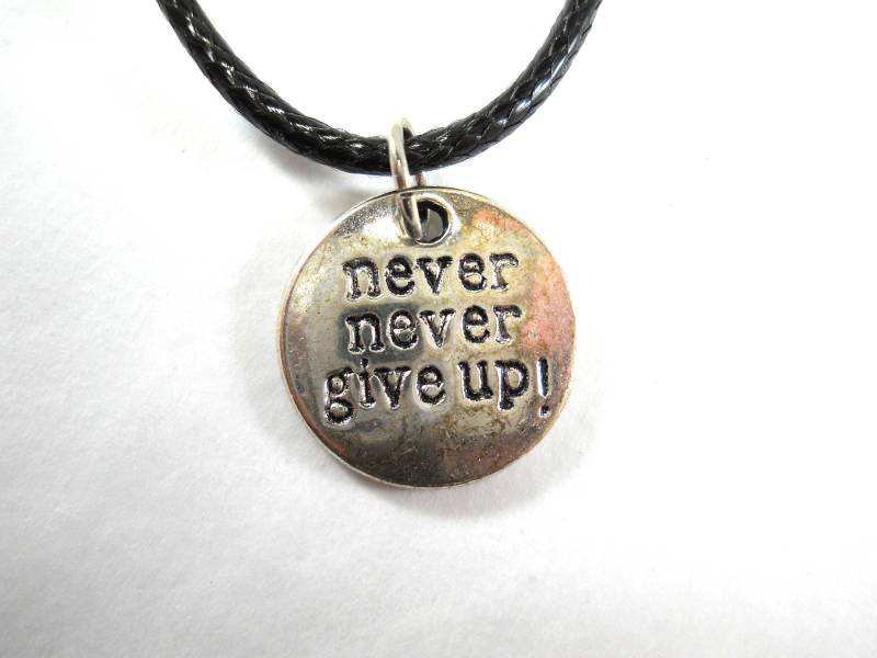 Geben Sie Niemals Charm Anhänger Halskette, Antik Silber Ton, Motivation Charme Herren Geschenk Für Männer, Damen Halskette von JDsFashionJewelry