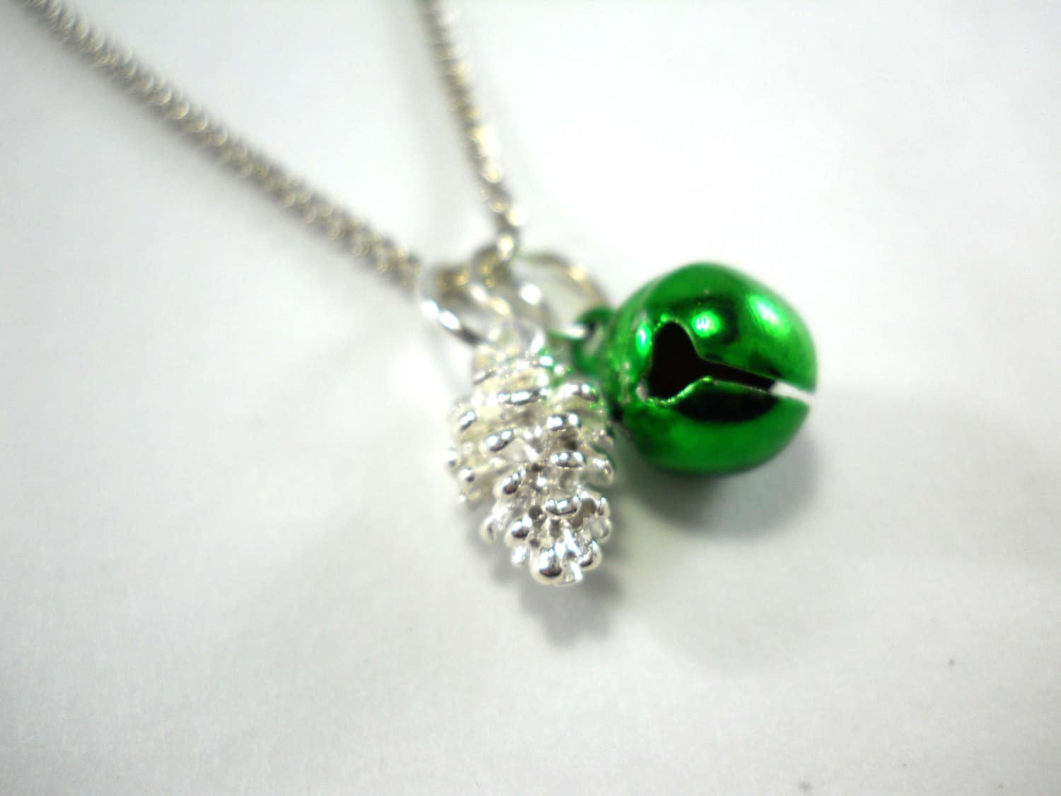 Kleine Silber Ton Kiefer Kegel Charme Mit Jingle Bell Halskette, Silberfarbene Kette, Urlaub Halskette Frau, Geschenk Für Frauen von JDsFashionJewelry