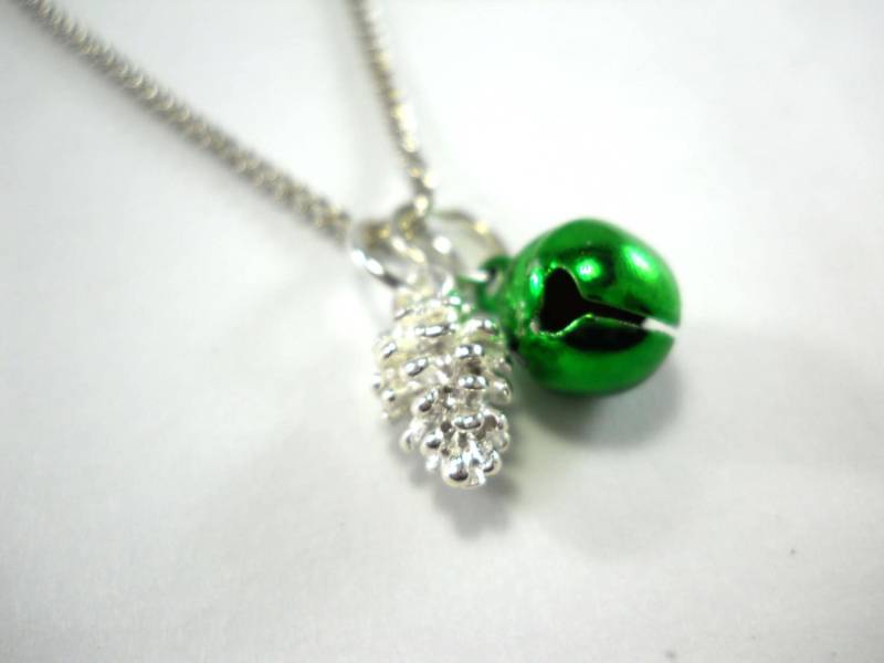 Kleine Silber Ton Kiefer Kegel Charme Mit Jingle Bell Halskette, Silberfarbene Kette, Urlaub Halskette Frau, Geschenk Für Frauen von JDsFashionJewelry