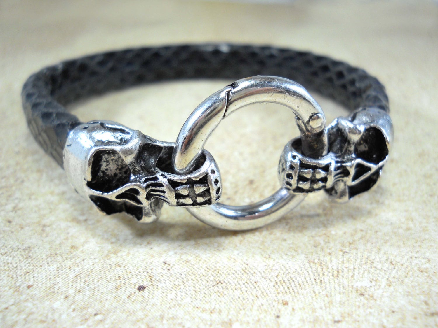 Kunstleder Schwarz Geflochtenes Armband, Antike Silber Schädel Und Haken Verschluss, 20 3/4 "Armband, Herren Geschenk Für Männer, Mode Armband von JDsFashionJewelry