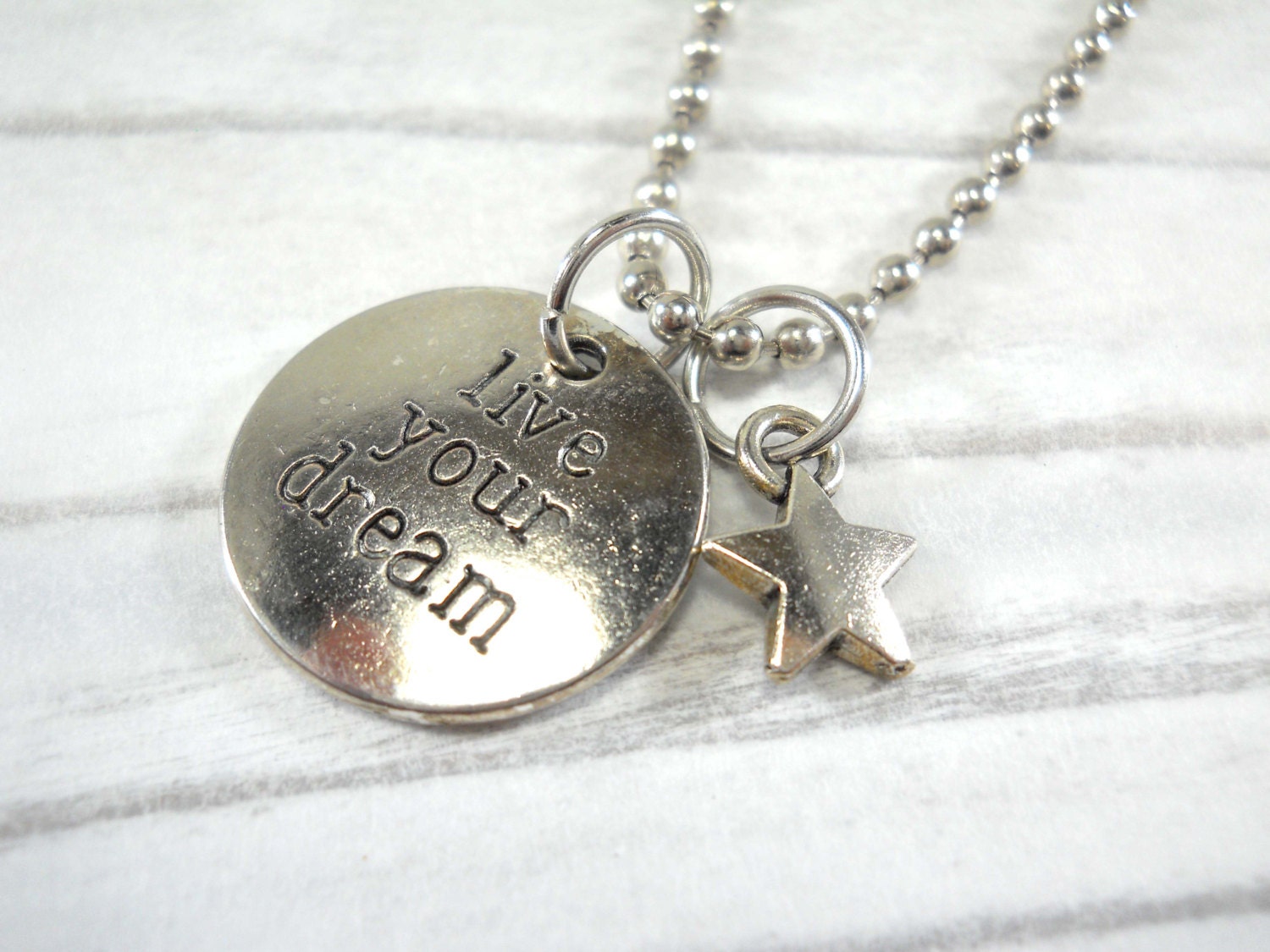 Leben Sie Ihr Traum & Kleine Sterne Charme Halskette, Herren Oder Damen, Antik Silber Ton Kette, Faux Leder Kordel, Wildleder Lederschnur Leben Sie Ihr Traum & Kleine Sterne Charme Halskette, Herren Oder Damen, Antik Silber Ton Kette, Faux Leder Kordel, Wildleder Lederschnur von JDsFashionJewelry