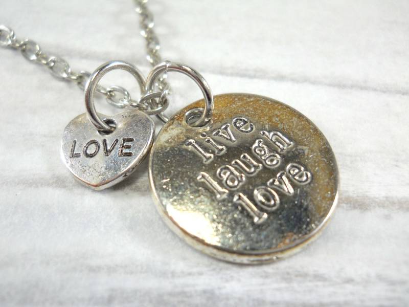 Live Laugh Love & Herz Anhänger Halskette, Silber Ton, Damen Antik Ton Kette, Kunstleder Schnur, Wildleder Schnur von JDsFashionJewelry