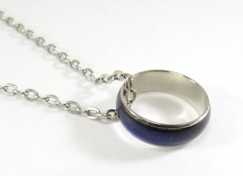 Messing Stimmungsring Anhänger, Platin-Finish, 12 Wechselnde Farben Je Nach Stimmung, Herrenschmuck, Geschenk Für Männer, Damen Halskette von JDsFashionJewelry