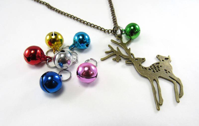 Rentier Mit Jingle Bell Anhänger Bronze Halskette, Anhänger, Weihnachten Rentier, Charm, Damen Herren Halskette von JDsFashionJewelry