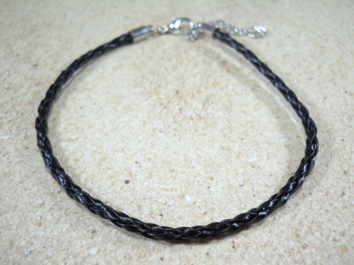 Schwarzes Geflochtenes Kunstlederarmband, Silberfarbener Karabinerverschluss, Herrenarmband, Geschenk Für Männer, Herrenschmuck, Damenarmband von JDsFashionJewelry