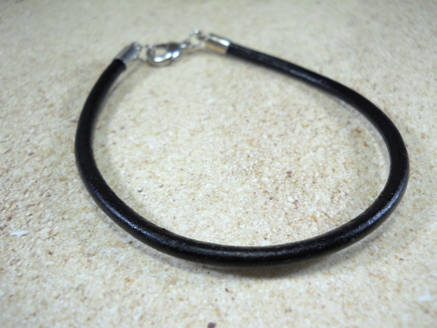 Schwarzes Rindslederarmband, Silberfarbener Karabinerverschluss, Herrenarmband, Geschenk Für Männer, Herrenschmuck, Damenarmband von JDsFashionJewelry