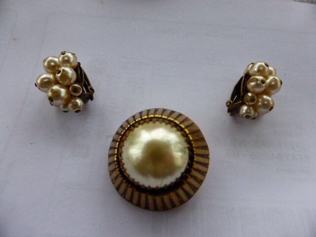 Los Bestehend Aus Einem Paar Ohrringen Und Einer Brosche Zuchtperlenimitationen Mit Goldenem Metallclip, Jahrgang 1950/1960 Los Bestehend Aus Einem Paar Ohrringen Und Einer Brosche Zuchtperlenimitationen Mit Goldenem Metallclip, Jahrgang 1950/1960 von JECHINEPOURVOUS