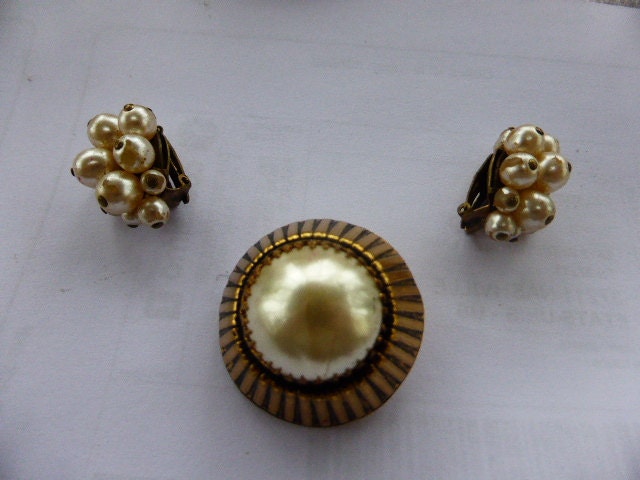 Los Bestehend Aus Einem Paar Ohrringen Und Einer Brosche Zuchtperlenimitationen Mit Goldenem Metallclip, Jahrgang 1950/1960 Los Bestehend Aus Einem Paar Ohrringen Und Einer Brosche Zuchtperlenimitationen Mit Goldenem Metallclip, Jahrgang 1950/1960 von JECHINEPOURVOUS