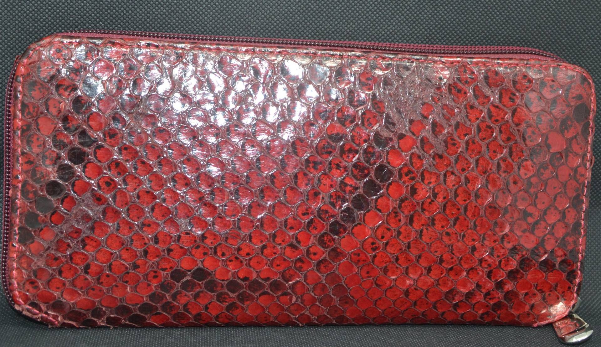 Clutch Aus Rotem Pythonleder Clutch Aus Rotem Pythonleder von JENDALMA