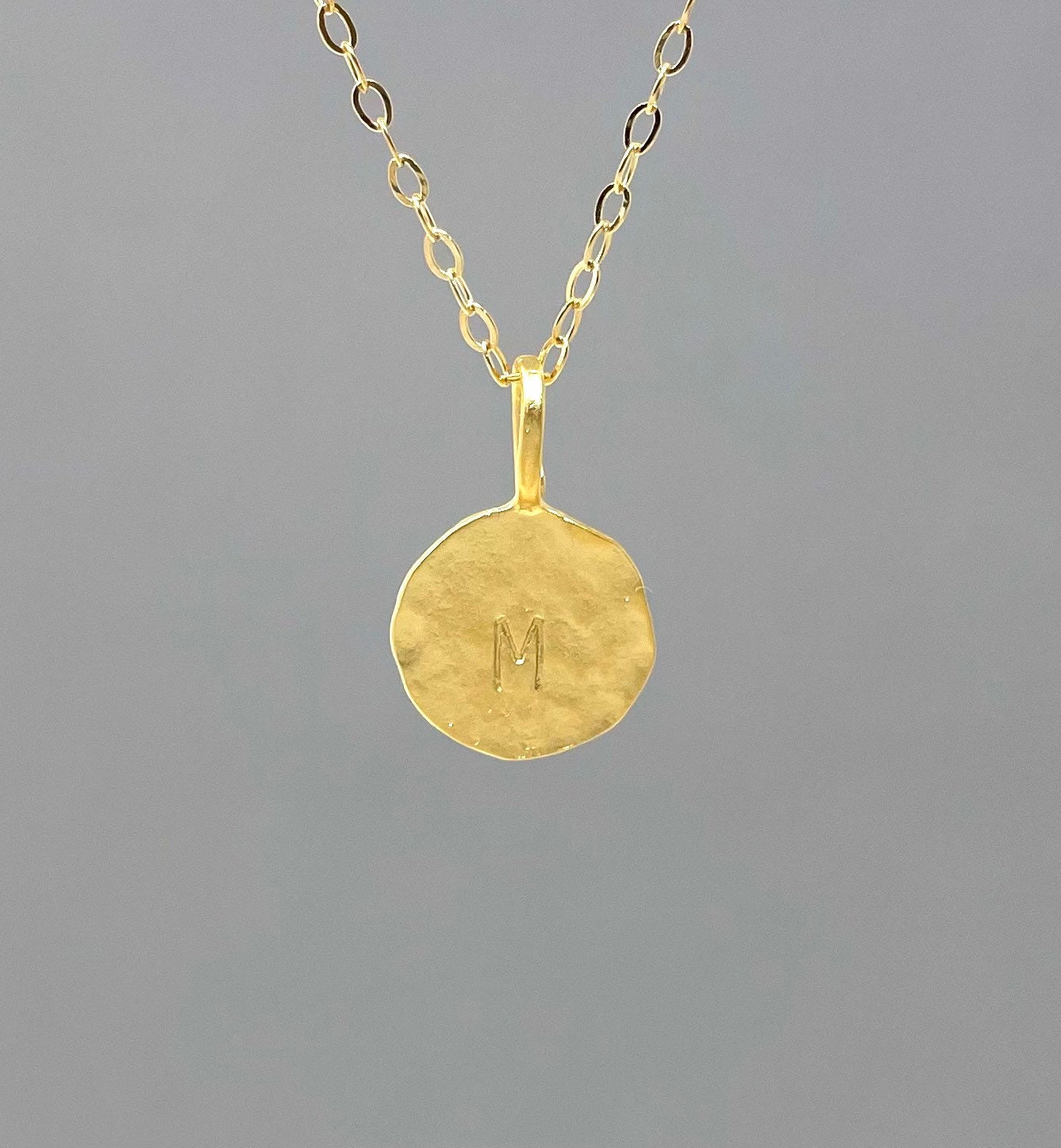 Benutzerdefinierte Gold Initial Charm Disc Halskette Auch in Silber von JENNYandJUDE