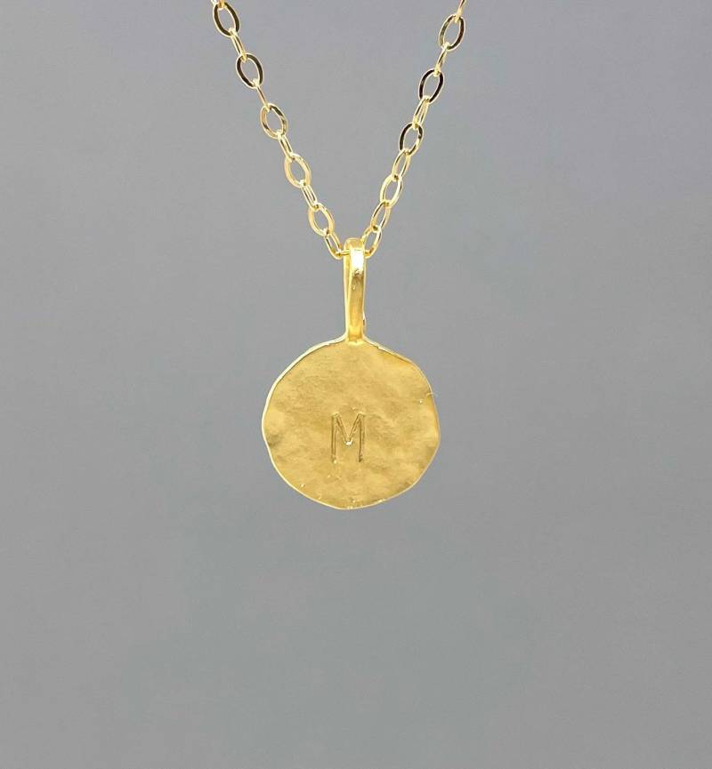 Benutzerdefinierte Gold Initial Charm Disc Halskette Auch in Silber von JENNYandJUDE