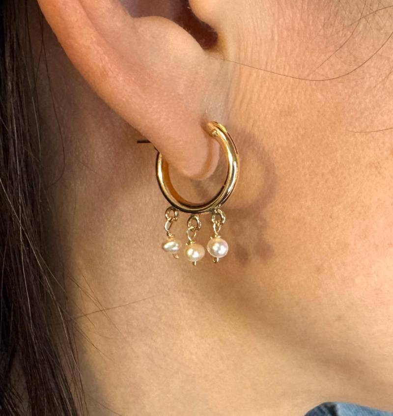 Drei Weiße Süßwasserperle Gold Fill Huggie Ohrringe - Creolen Latchback Andere Steine Vorhanden Türkis Granat Labradorit Opal Citrin von JENNYandJUDE