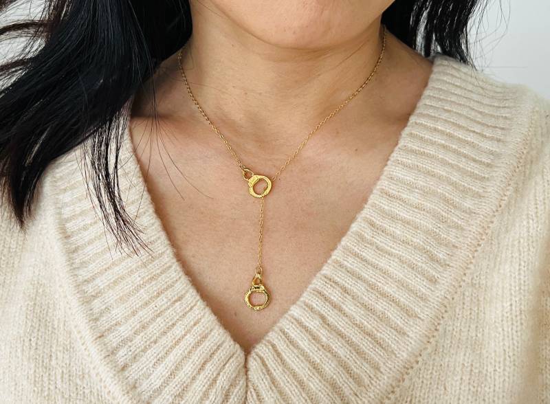 Goldene Handschellen Lariat Halskette - Zierliche 14K Gold Fill Kette Mit Vermeil Auch in Sterling Silber Handgemachtes Geschenk Für Sie Goldene Handschellen Lariat Halskette - Zierliche 14K Gold Fill Kette Mit Vermeil Auch in Sterling Silber Handgemachtes Geschenk Für Sie von JENNYandJUDE