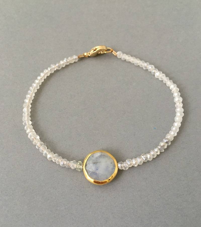 Mondstein Scheibe Perlen Gold Armband von JENNYandJUDE