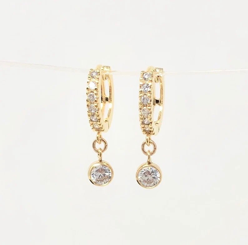 Swarovski Crystal Hoop Huggie Ohrringe - Kristall Und Gold Single Oder Set von JENNYandJUDE