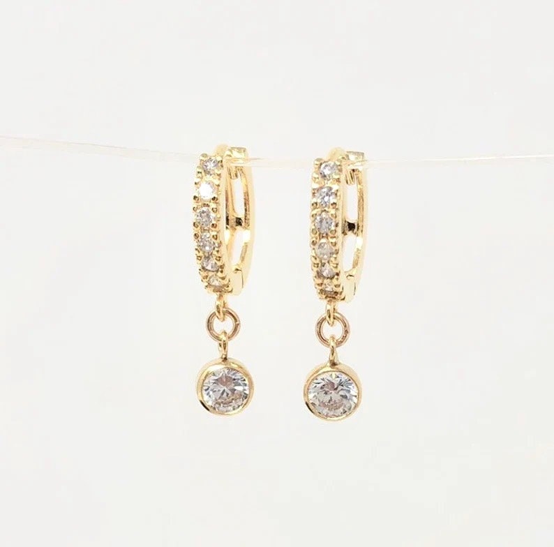 Swarovski Crystal Hoop Huggie Ohrringe - Kristall Und Gold Single Oder Set von JENNYandJUDE