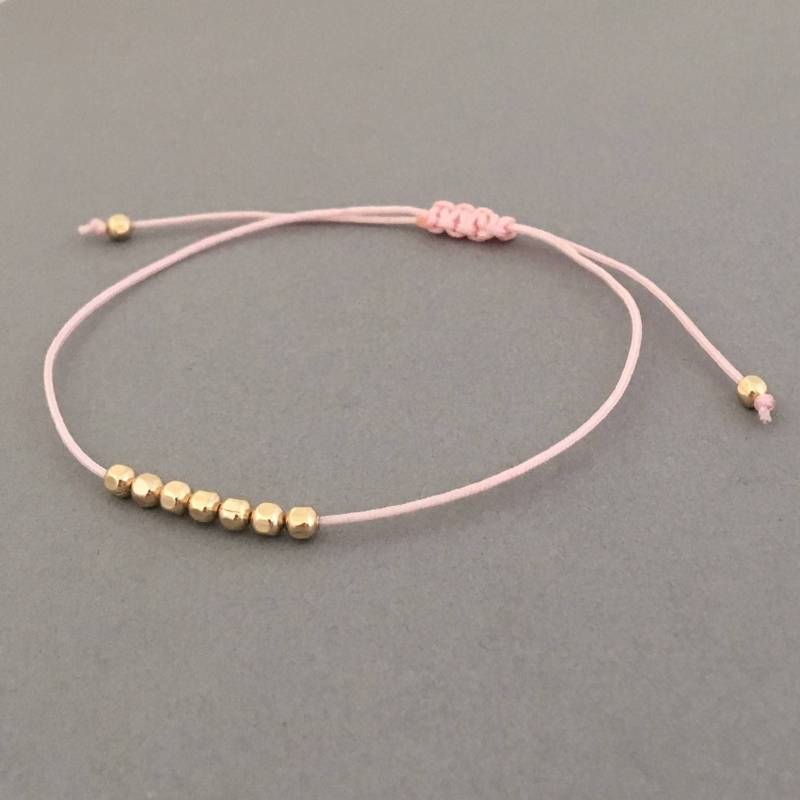 Verstellbares Sieben Facettiertes Makramee Armband in Gold Und Silber Verstellbares Sieben Facettiertes Makramee Armband in Gold Und Silber von JENNYandJUDE