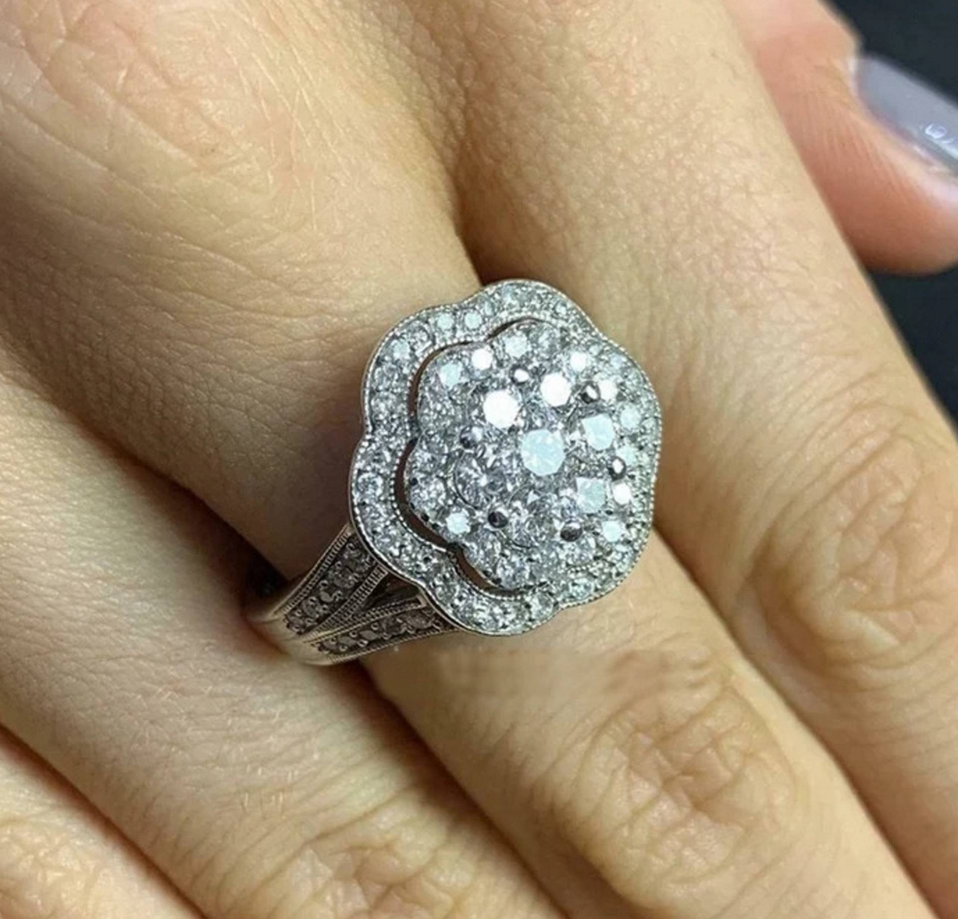 2.25Ct Rundschliff Lab Erstellt Diamant Split Shank Ring, Jahrestag Geschenk Für Frauen, Cluster Set Floral Inspire Ring in 925 Sterling Silber von JEWELCREATIONIN