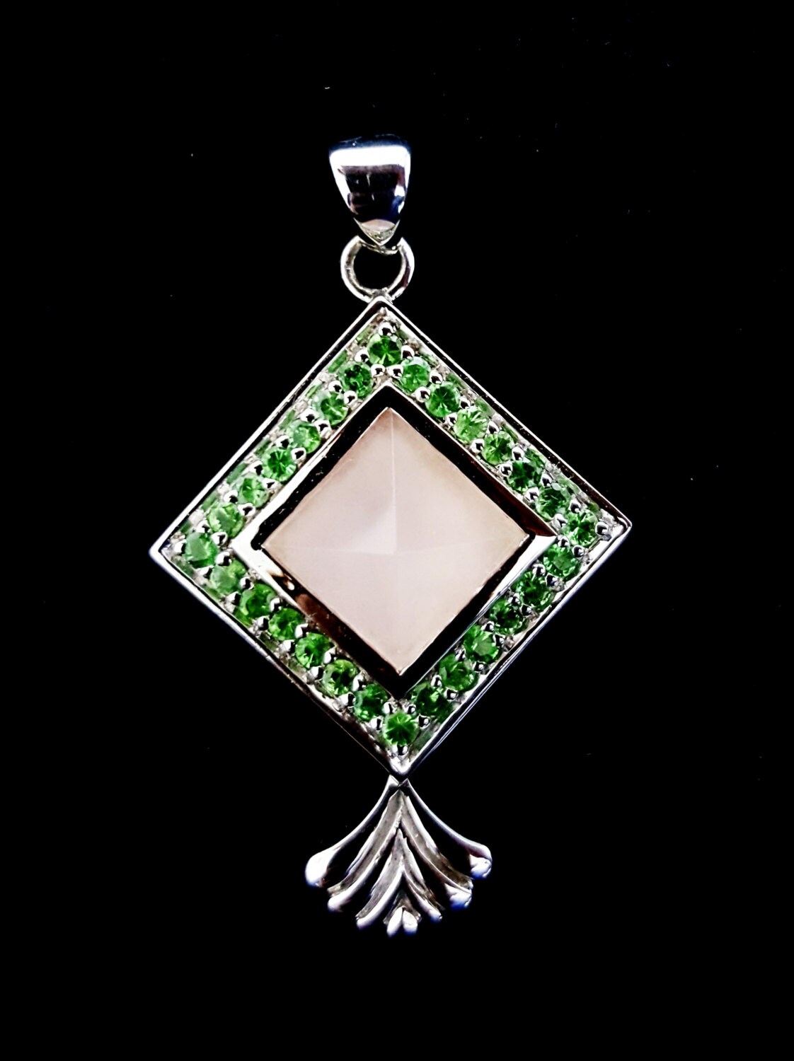 Tsavorit Anhänger, Pyramiden Quadrat Rosenquarz Anhänger Tsavorit Anhänger, Pyramiden Quadrat Rosenquarz Anhänger von JEWELFORYOUBoutique