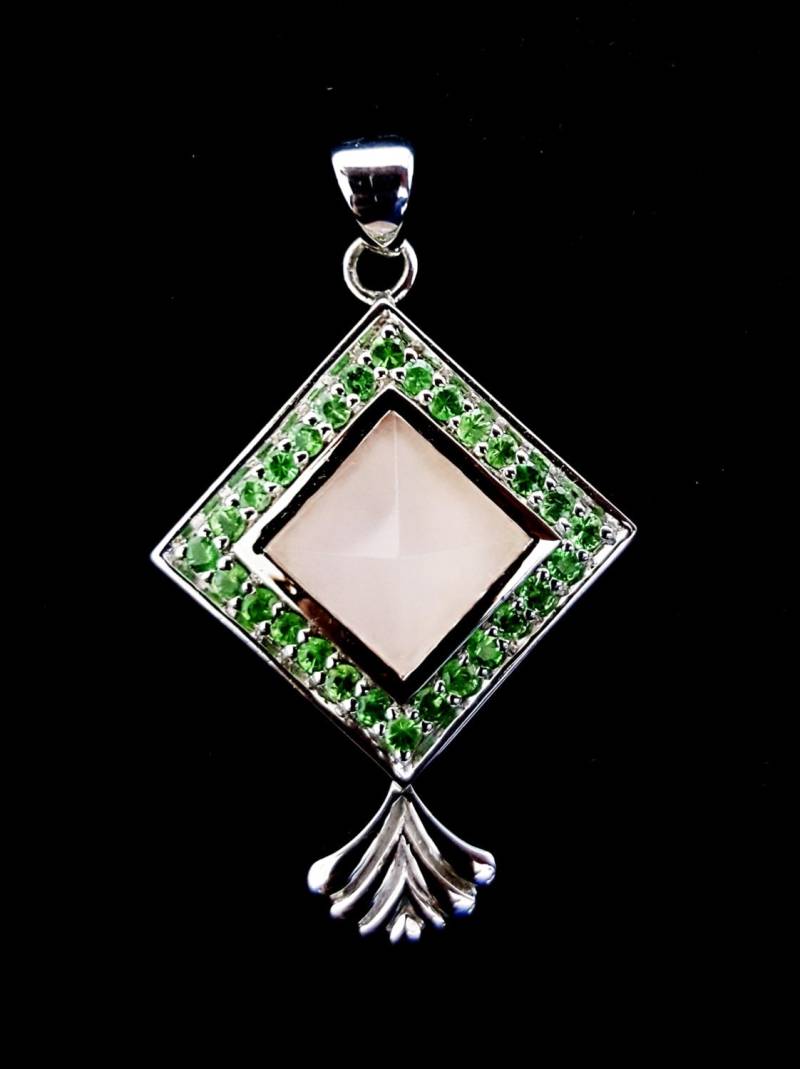 Tsavorit & Rosenquarz 925Er Silber Pyramiden Anhänger Tsavorit & Rosenquarz 925Er Silber Pyramiden Anhänger von JEWELFORYOUBoutique