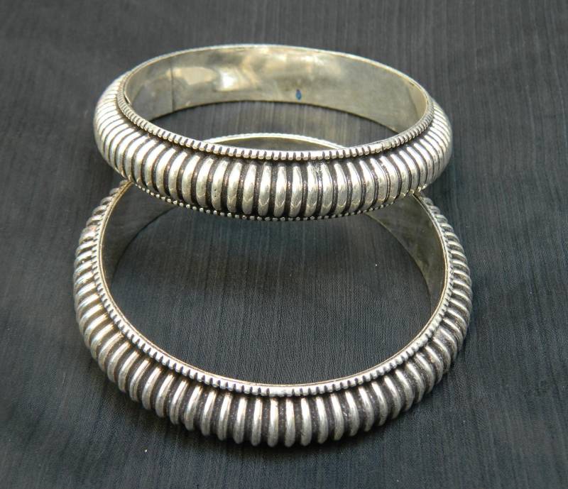 Set Von 2 Armreifen Versilbert Oxidiert Messing Vintage Style Antik Look Handmade Boho Stapeln Einzigartige Designer Mode Schmuck Geschenk von JEWELRYMAKINGART