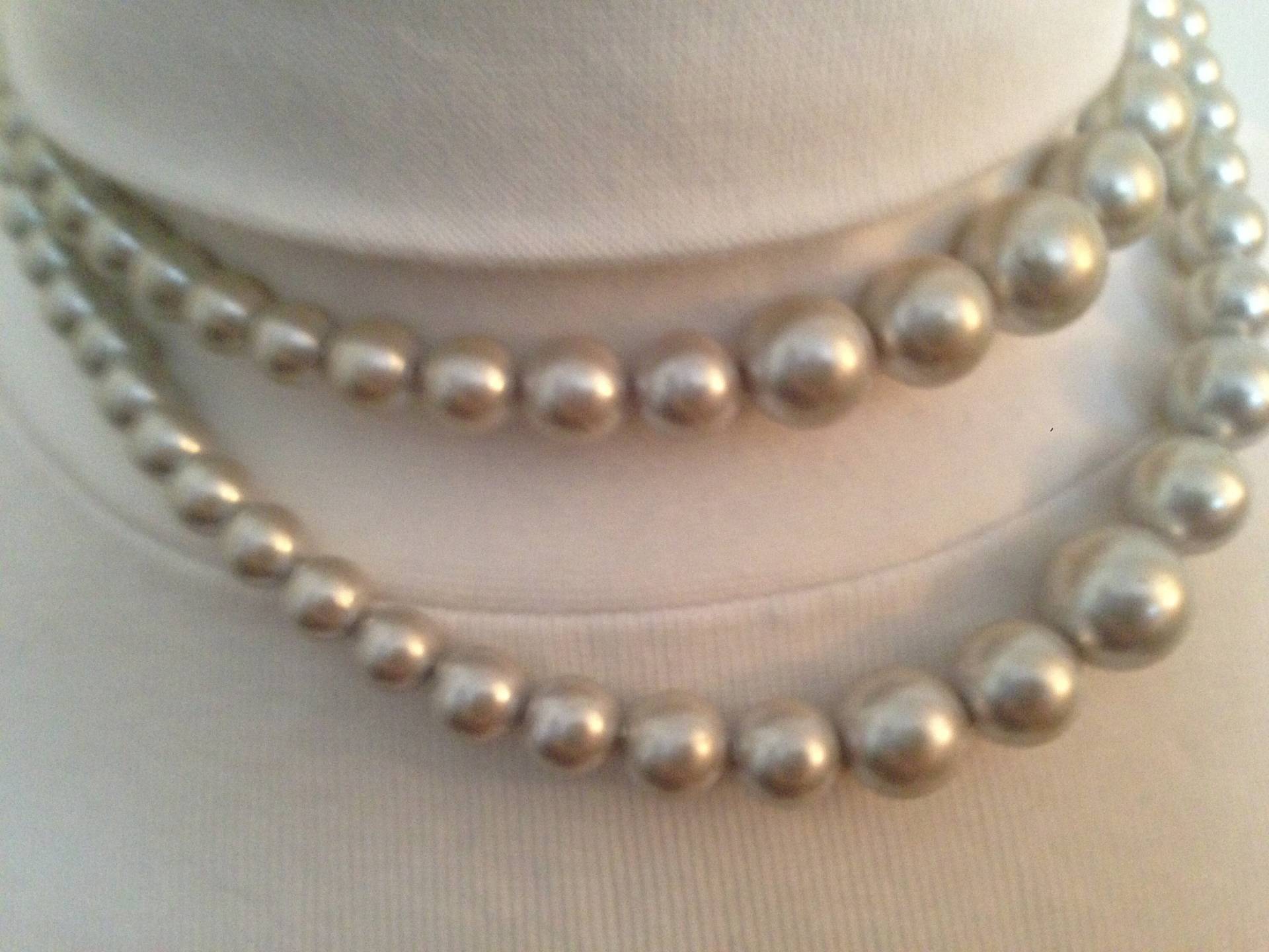 1950's Silberfarbene Doppelstrang Perlenkette Im Farbverlauf 1950's Silberfarbene Doppelstrang Perlenkette Im Farbverlauf von JEWELRYPLUSMORESTORE