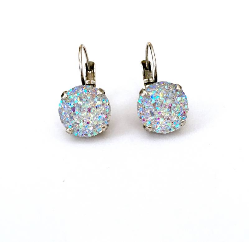 Schillernde Faux Druzy 12mm Klapp-Ohrringe Schillernde Faux Druzy 12mm Klapp-Ohrringe von JEWELSbyJamieLee