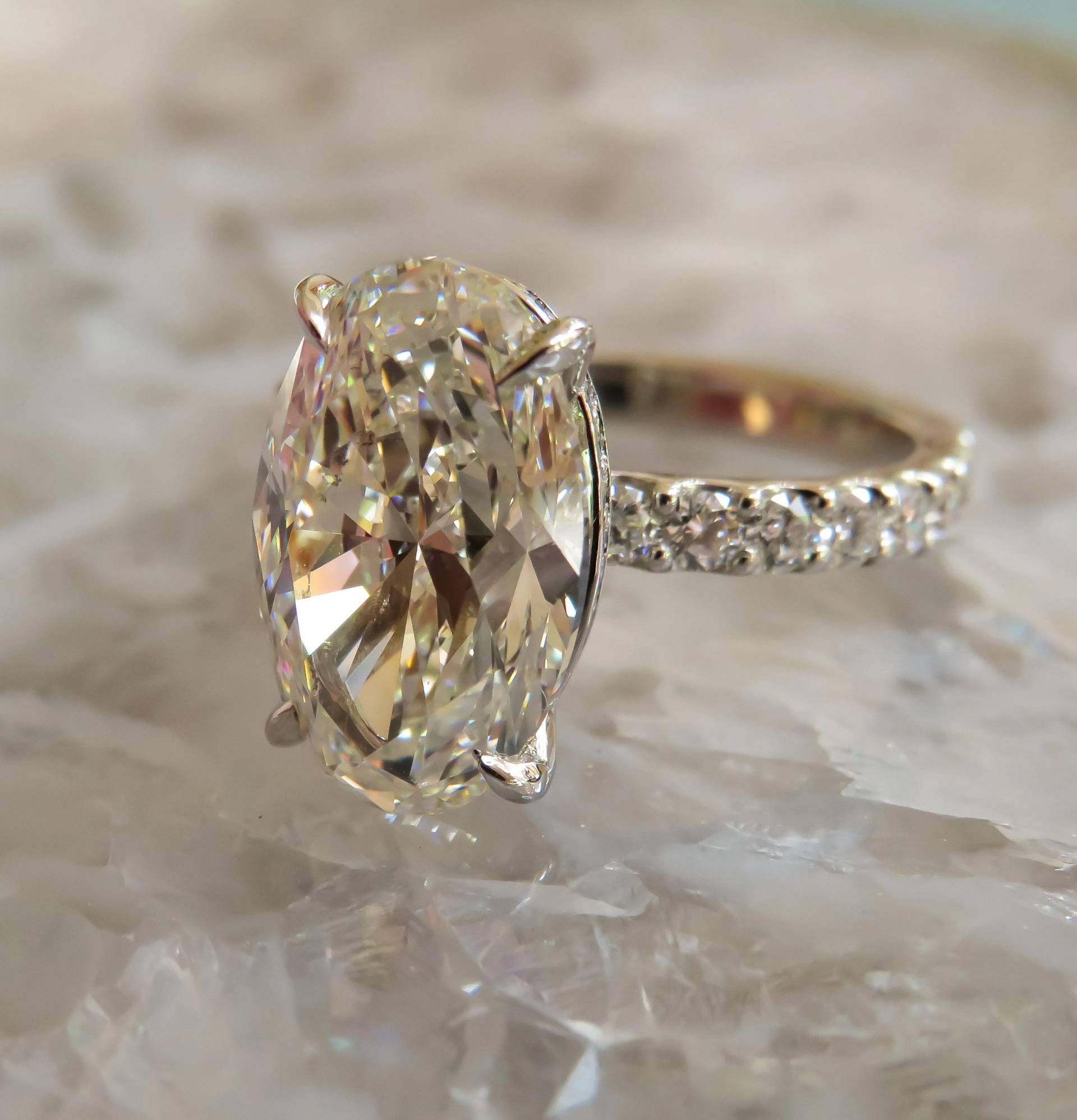 4.01 Karat Gia Zertifizierter Ovaler Diamantring in Platin Mit Verstecktem Diamanthalo von JEWELSwithSTORIES