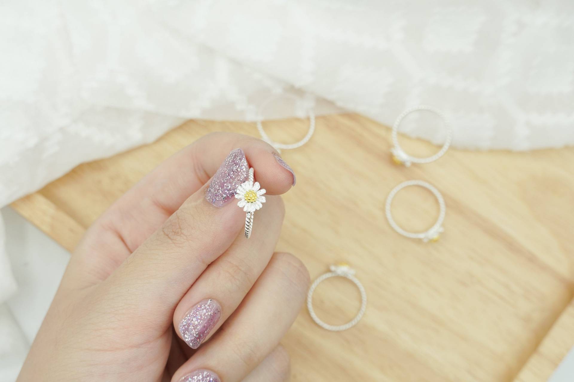 Zarte Gänseblümchen Ring in Sterling Silber - Natur Inspirierter Schmuck Blumen Verlobungsring Zarte Gänseblümchen Ring in Sterling Silber - Natur Inspirierter Schmuck Blumen Verlobungsring von JEWEVERY