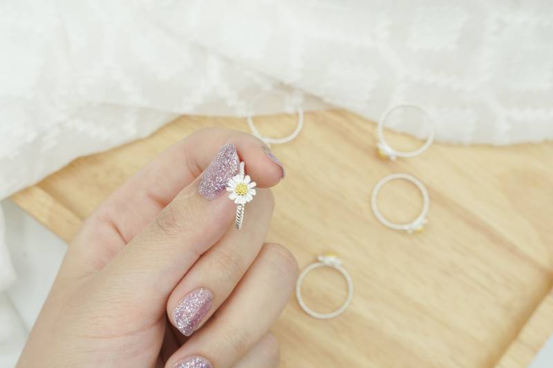 Zarte Gänseblümchen Ring in Sterling Silber - Natur Inspirierter Schmuck Blumen Verlobungsring Zarte Gänseblümchen Ring in Sterling Silber - Natur Inspirierter Schmuck Blumen Verlobungsring von JEWEVERY