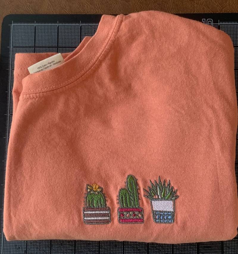 Besticktes T-Shirt Besticktes T-Shirt von JEembroideryCo
