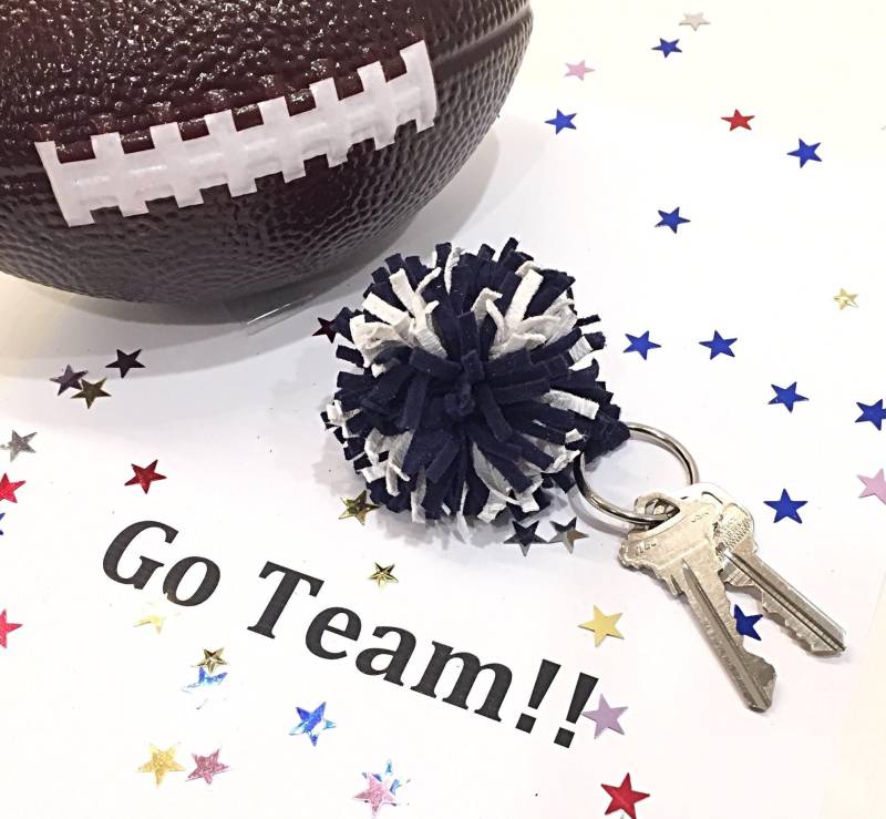 Blau & Weiß Leder Pompom Schlüsselanhänger, Team Spirit von JEllisLeatherDesigns