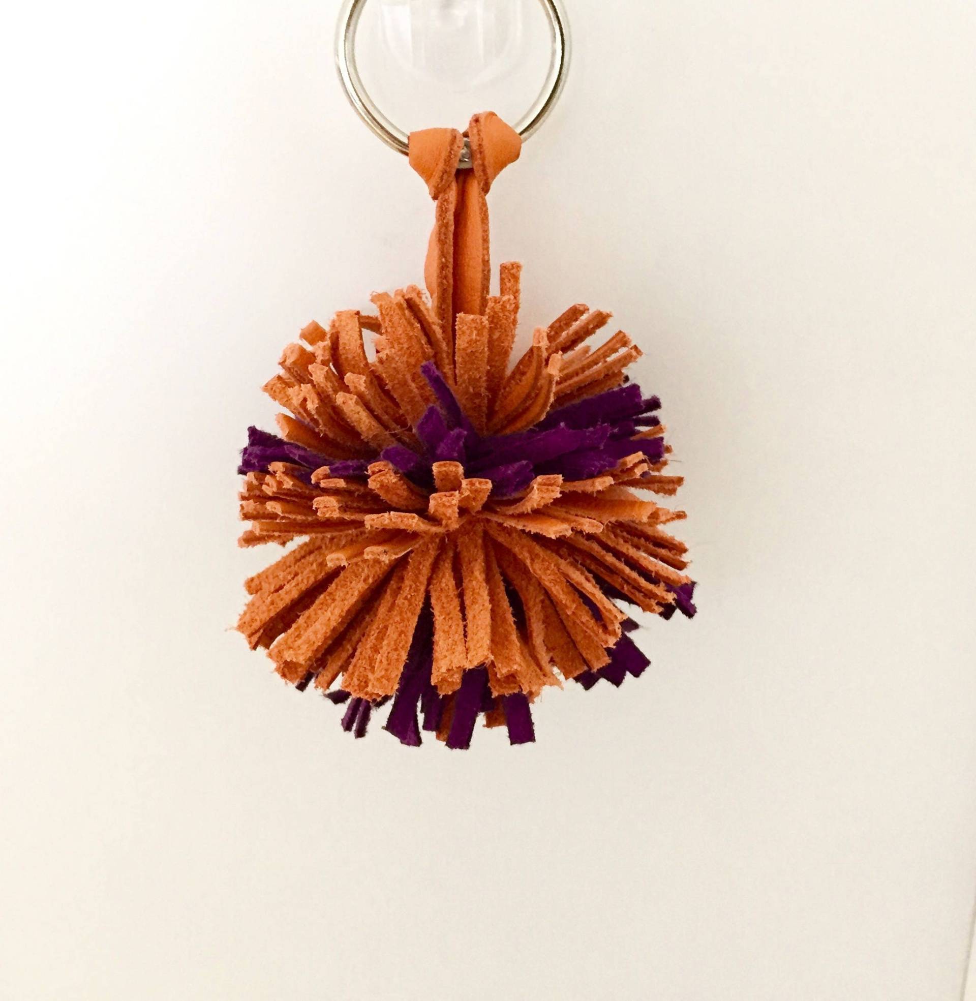 Clemson Schlüsselanhänger, Orange Und Lila & Pompom, Quaste, Leder Kostenloser Versand Clemson Schlüsselanhänger, Orange Und Lila & Pompom, Quaste, Leder Kostenloser Versand von JEllisLeatherDesigns