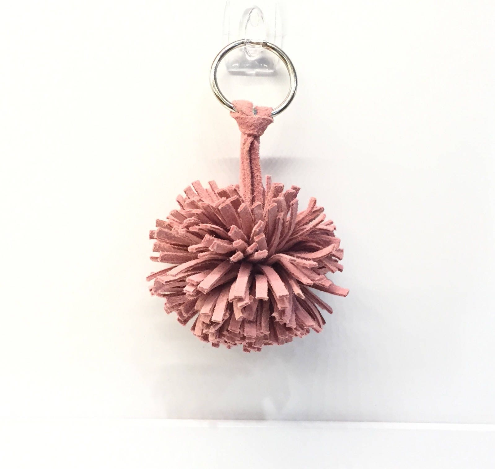 Erröten Leder Pompon, Pompon Schlüsselanhänger, Erröten Pompom Clip, Bommel, Rosa Quaste, Leicht Rosa Kostenloser Versand Am Nächsten Tag Erröten Leder Pompon, Pompon Schlüsselanhänger, Erröten Pompom Clip, Bommel, Rosa Quaste, Leicht Rosa Kostenloser Versand Am Nächsten Tag von JEllisLeatherDesigns