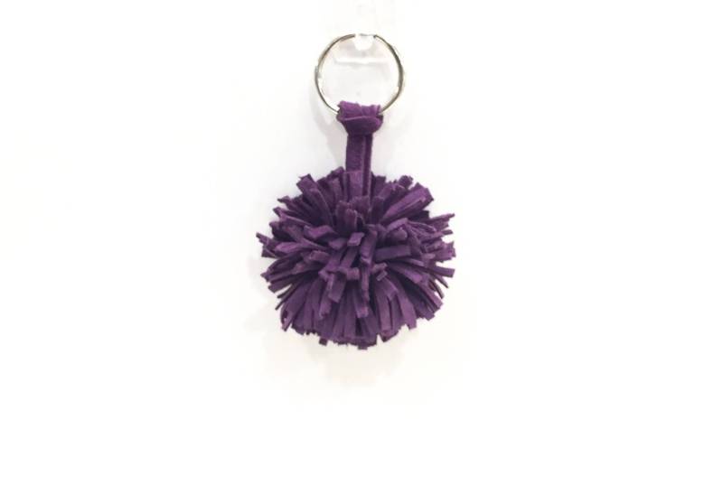 Lila Leder Pompon, Pompon Schlüsselanhänger, Pompom Lila Schlüsselanhänger Bommel Clip, Pompom, Quaste, Kostenloser Versand Lila Leder Pompon, Pompon Schlüsselanhänger, Pompom Lila Schlüsselanhänger Bommel Clip, Pompom, Quaste, Kostenloser Versand von JEllisLeatherDesigns