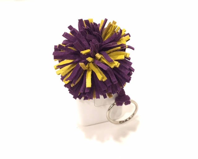 Lsu Schlüssel Fob, Minnesota Vikings Schlüsselanhänger, Lila Und Gelb Pompon Pompom Clip, Reißverschluss Ziehen, Lsu, Vikings, Kostenloser Versand Lsu Schlüssel Fob, Minnesota Vikings Schlüsselanhänger, Lila Und Gelb Pompon Pompom Clip, Reißverschluss Ziehen, Lsu, Vikings, Kostenloser Versand von JEllisLeatherDesigns