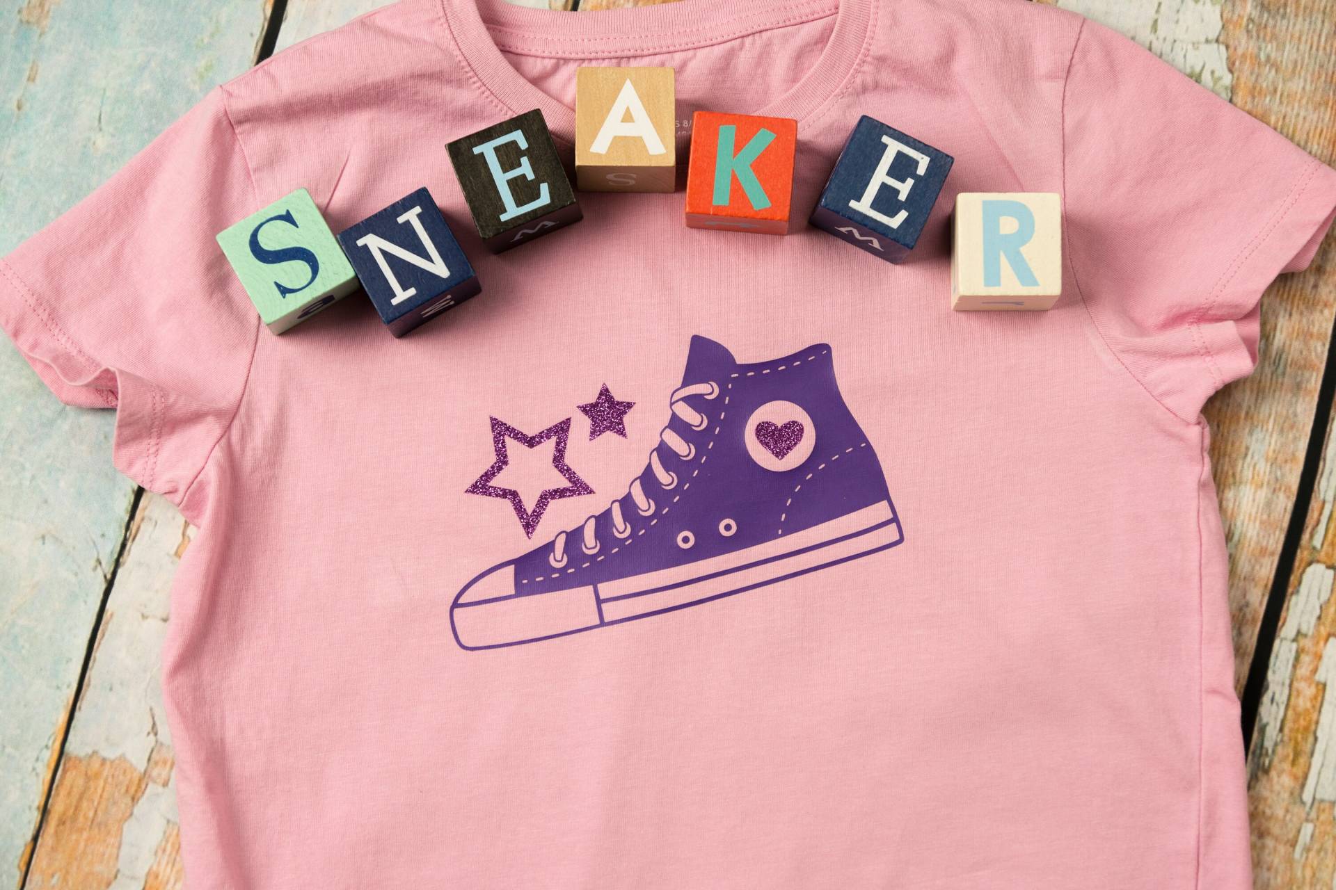 Geburtstagsshirt Sneaker Retro Mit Zahl Und Name , Geburtstag Shirt Personalisierung von JFFotoart
