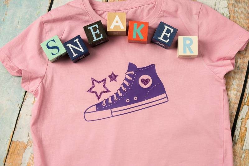 Geburtstagsshirt Sneaker Retro Mit Zahl Und Name , Geburtstag Shirt Personalisierung von JFFotoart