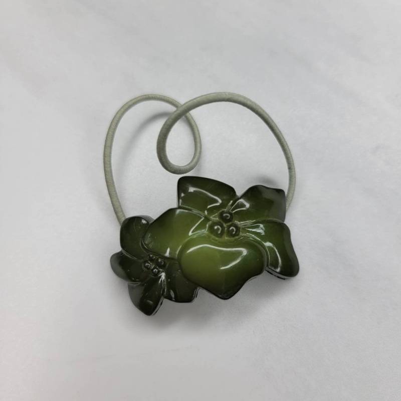 Retro Buch + Deichmann Blumen Haargummi von JFYbrand