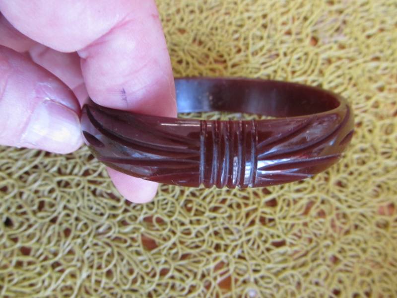 1950Er Jahre Tief Geschnitzter Brauner Bakelit Armreif Geprüft von JGallegosArt