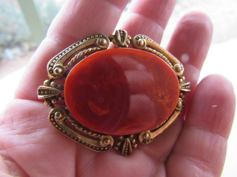 1950Er Orange Bakelit Vergoldete Brosche von JGallegosArt