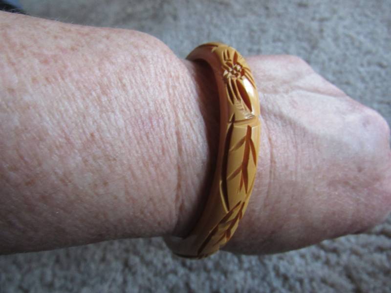 Butterscotch Tief Geschnitzter 50Er Jahre Bakelit Armreif von JGallegosArt