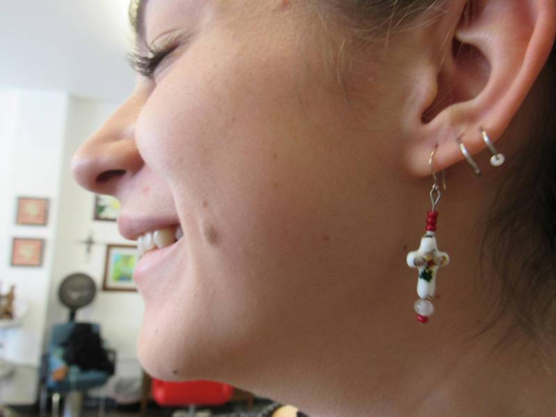 Handgemachte Weiße Und Rote Cloisonne Perlen Kreuz Ohrringe von JGallegosArt