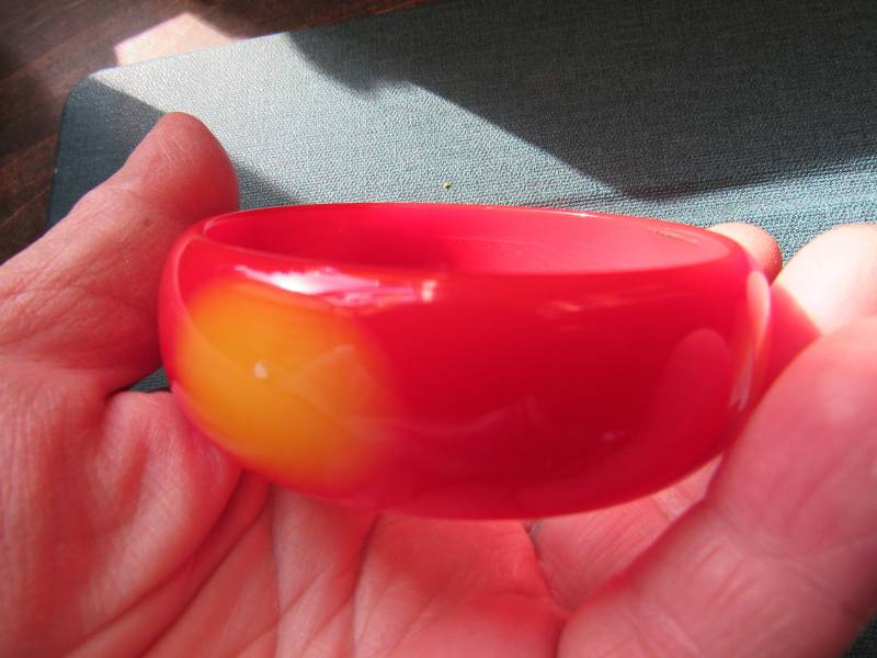 Shultz Rot Und Gelb Polka Dot Bakelit Armreif von JGallegosArt