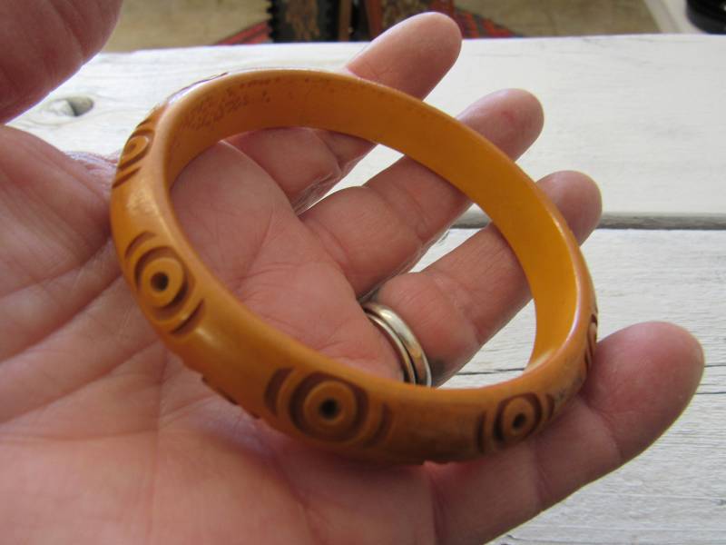 Vintage Butterscotch Tief Geschnitzter Bakelit Armreif von JGallegosArt