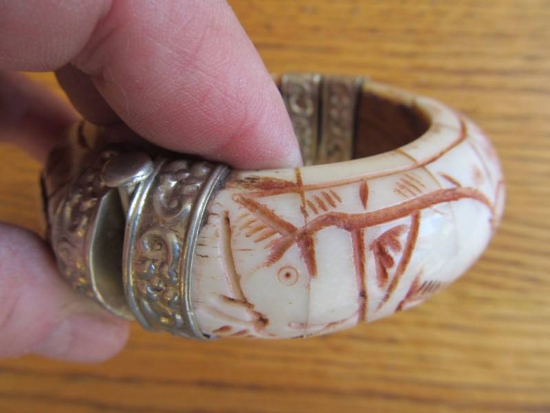 Vintage Ostindisch Geschnitzter Armreif von JGallegosArt
