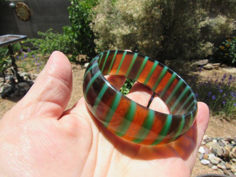 Vintage Root Beer Und Grün Gestreifter Lucite Armreif von JGallegosArt