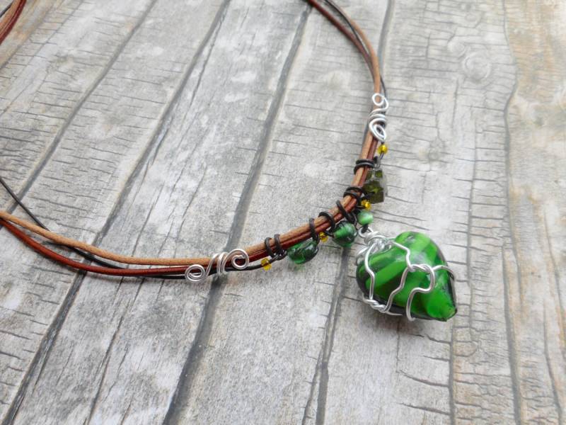 Braunes Leder Halskette Smaragd Grün Herz Geformt Glas Anhänger/Echtes Riemen Threadwrapped Ornament Damen von JHFWBeadsAndFindings