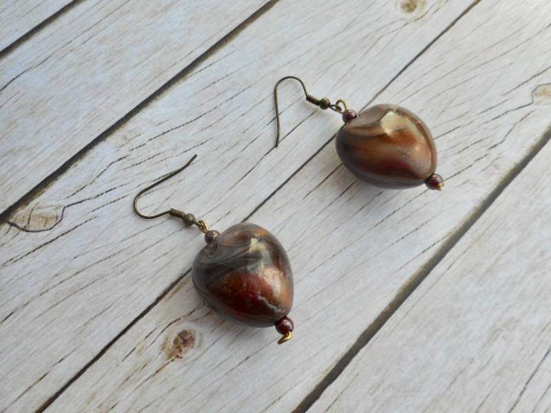 Goldbraune Hängeohrringe Mit Herzförmigen Acrylperlen Aus Antikisiertem Messingdraht, Handgefertigter Damenschmuck, Einzigartiges Geschenk von JHFWBeadsAndFindings