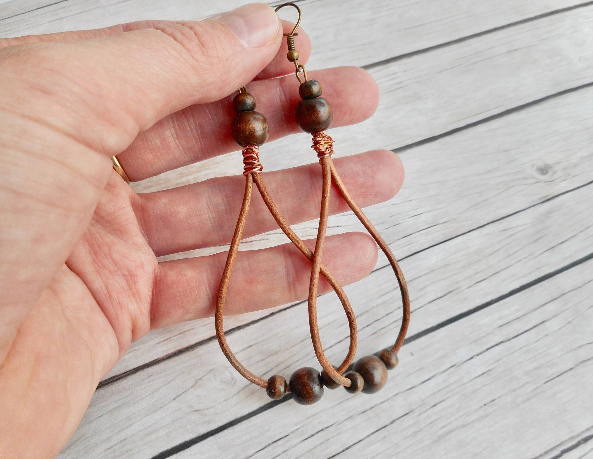 Lederohrringe Holzperlen Damen Schmuck Handgefertigt Boho Tropfen Unikat Trendy Selbstgemachte Geschenke Lederohrringe Holzperlen Damen Schmuck Handgefertigt Boho Tropfen Unikat Trendy Selbstgemachte Geschenke von JHFWBeadsAndFindings